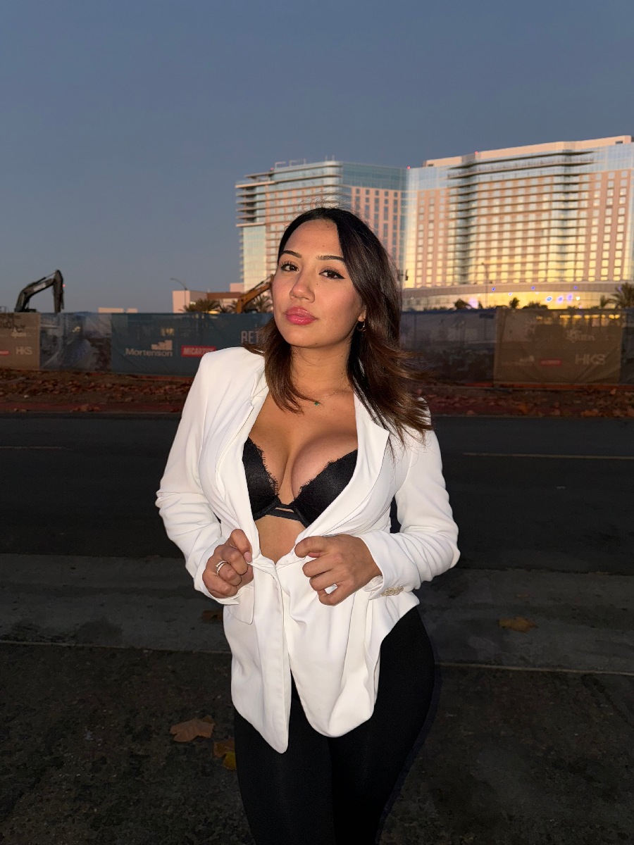 Take a pause and enjoy Ali Cruz — streaming from New Delhi