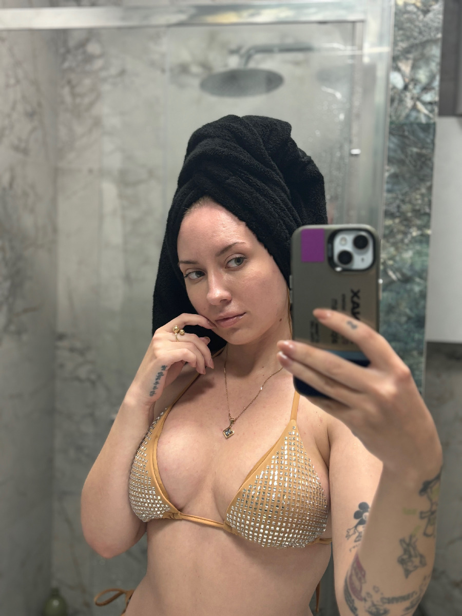 Nude girl KateV in New Delhi