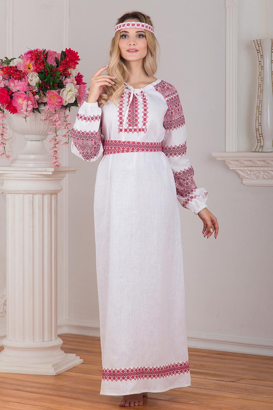 Women in Slavic costumes in New Delhi