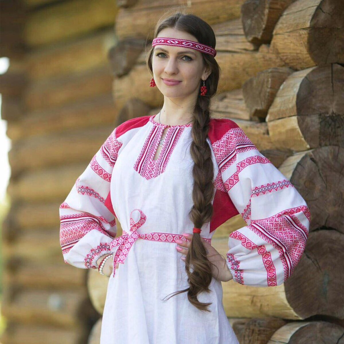 Girls in Slavic costumes in New Delhi
