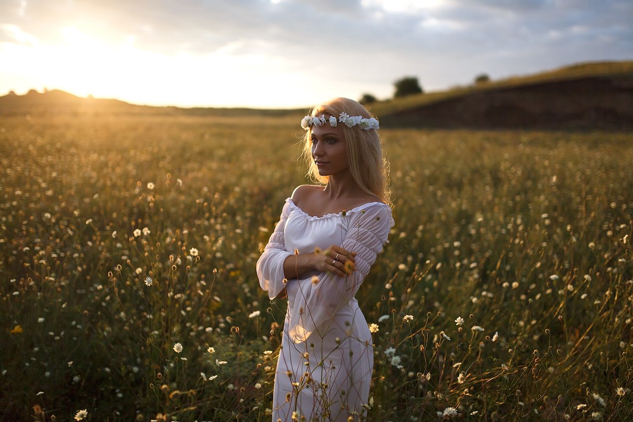 Girls in Slavic costumes in New Delhi