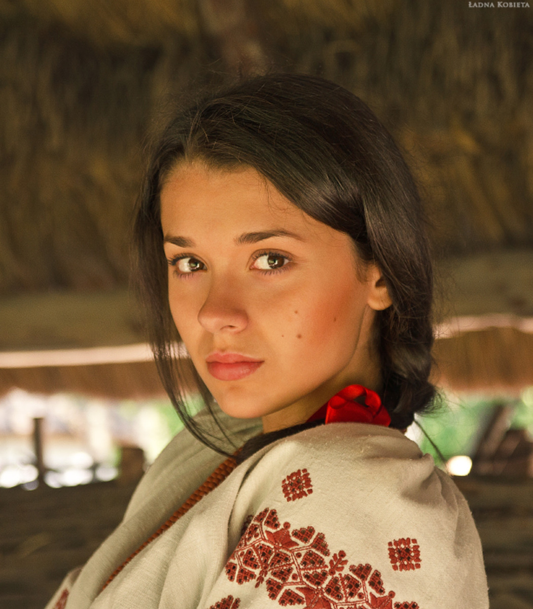 Girls in Slavic costumes in New Delhi