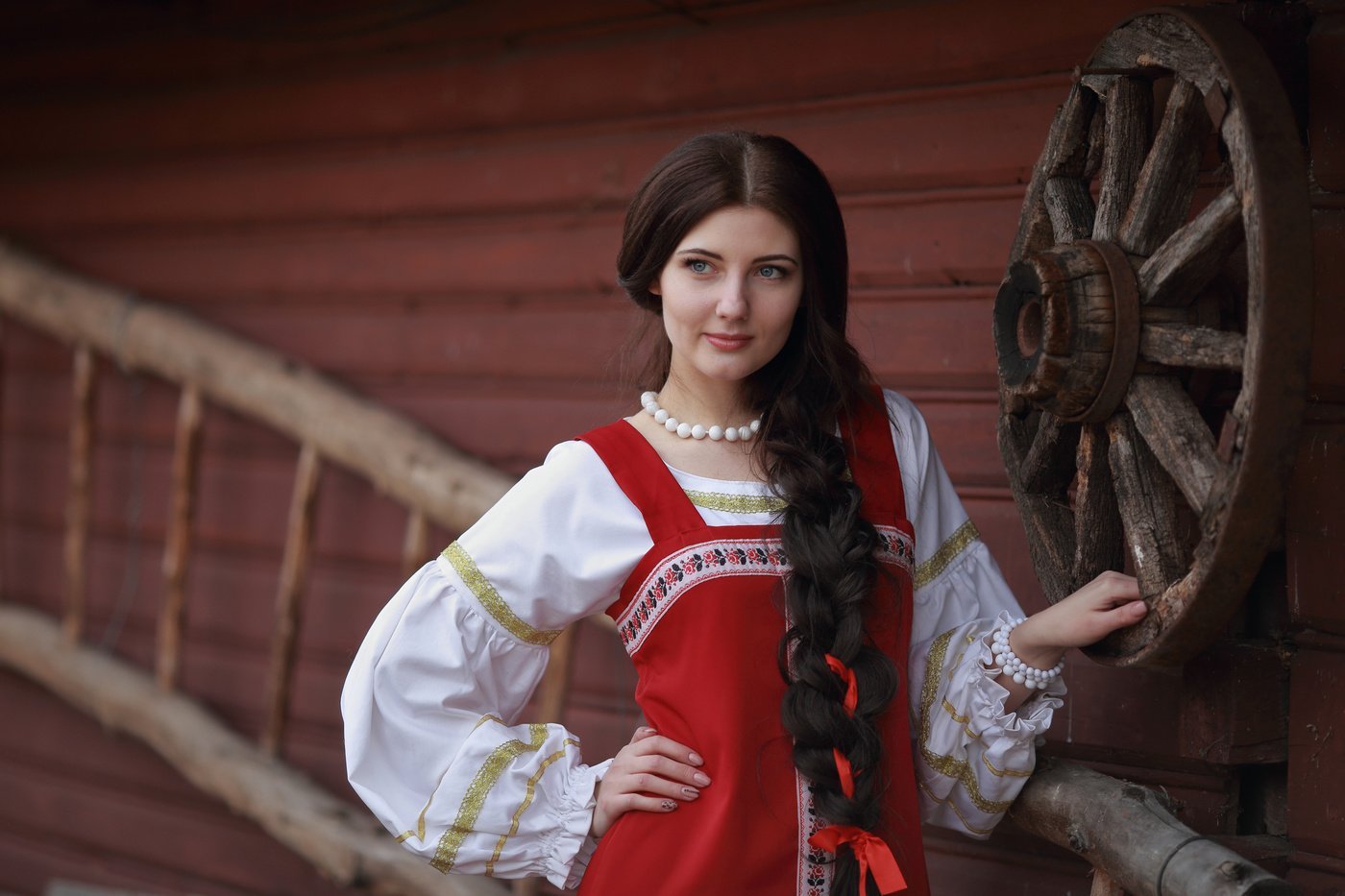 Girls in Slavic costumes in New Delhi