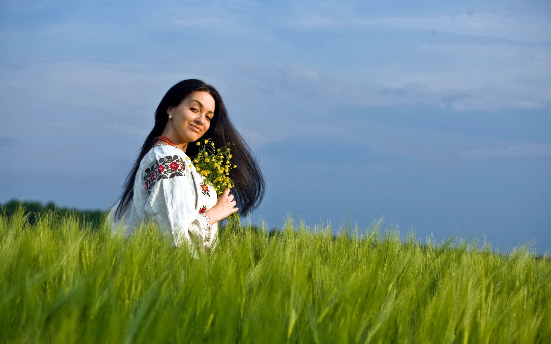 Girls in Slavic costumes in New Delhi
