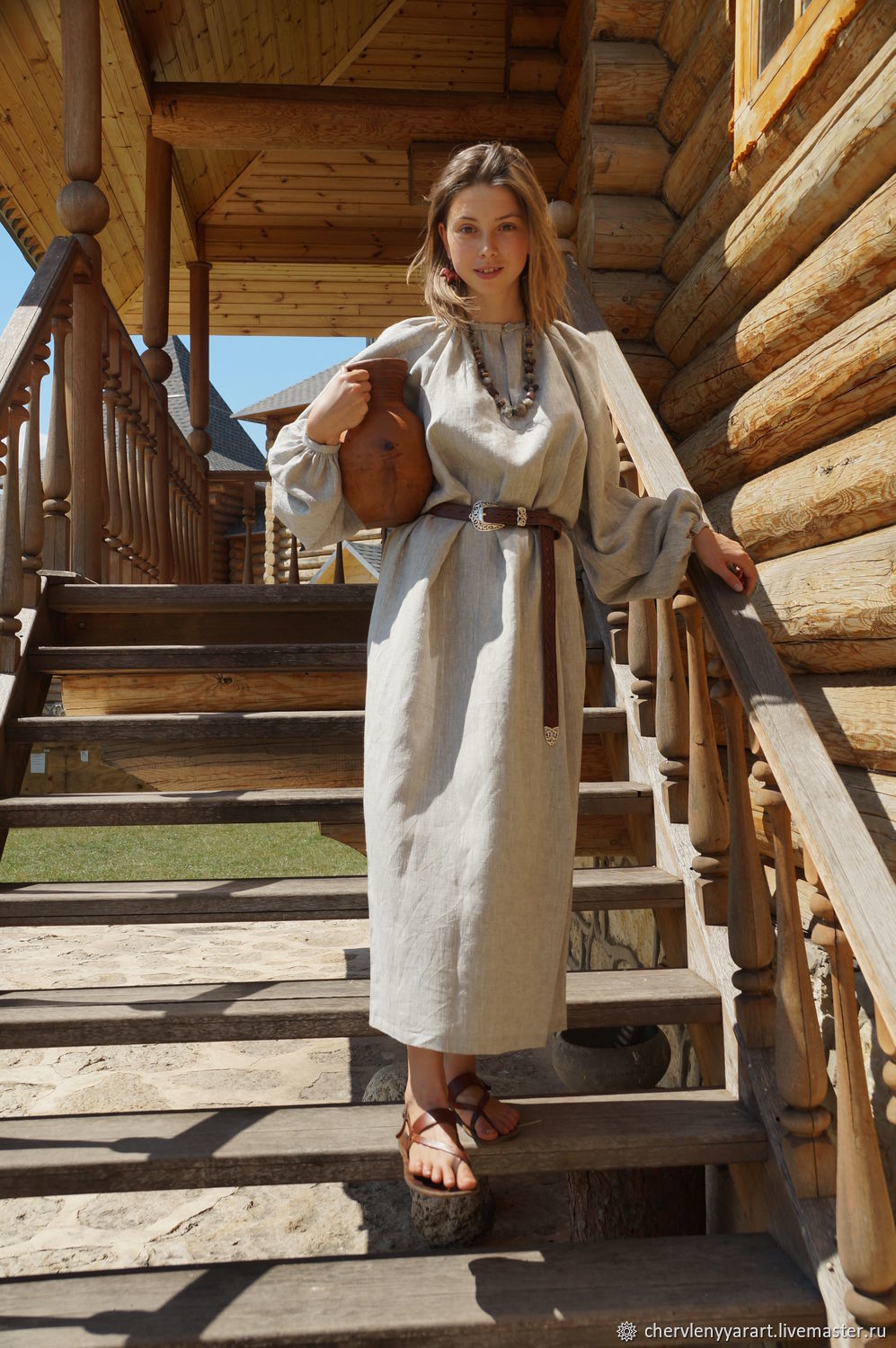 Girls in Slavic costumes in New Delhi