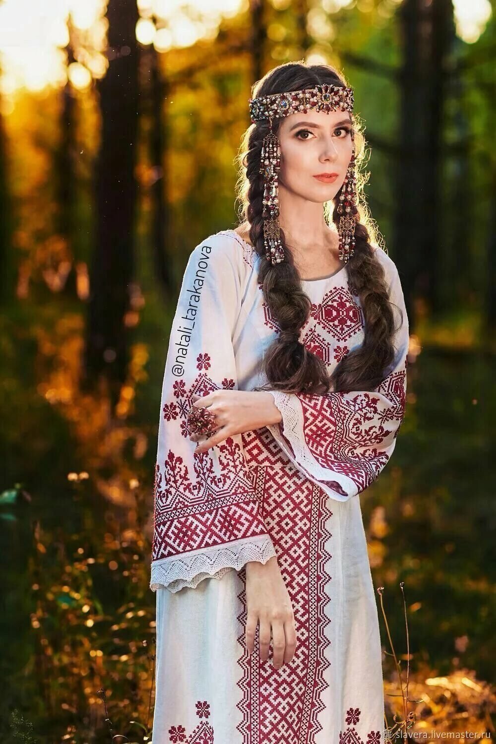 Girls in Slavic costumes in New Delhi